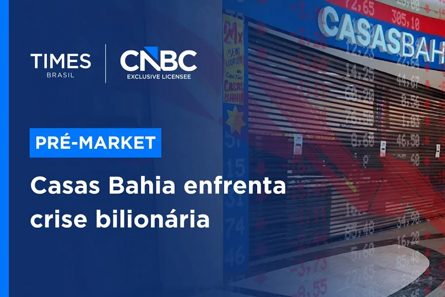 Arte do programa PRÉ-MARKET, do Times Brasil, com a chamada "Casas Bahia enfrenta crise bilionária" sobre a foto de uma loja de portas fechadas