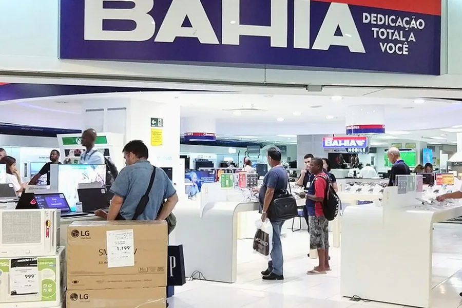 Clientes circulam pelo salão de uma loja da Casas Bahia, sob o letreiro da marca