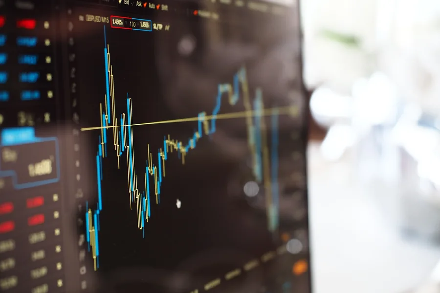 Gráfico de cotações do mercado financeiro na tela de um monitor, visto de perto